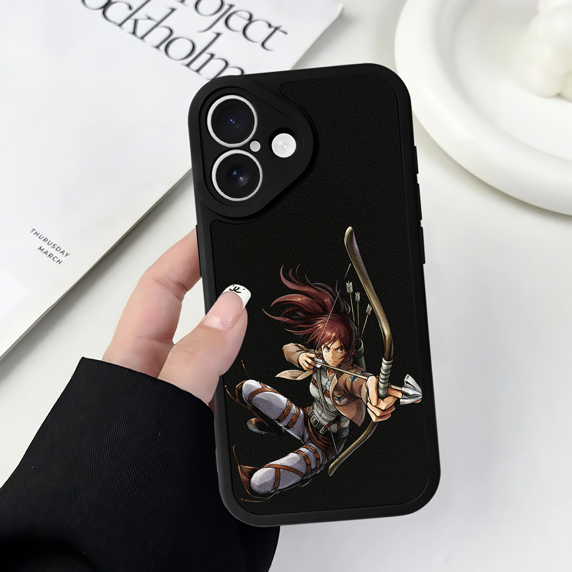（画像用） 進撃の巨人 サシャ·ブラウス Attack on Titan Sasha Blaus 【iPhone 16シリーズ対応】シリコンスマホケース（レザー調） 材質：シリコン